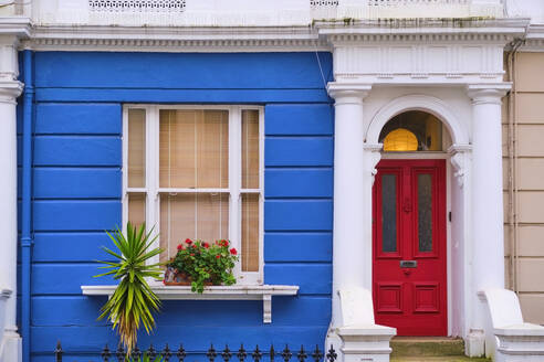 UK, England, London, Eingangstür eines bunten Hauses in Notting Hill - MRF02322