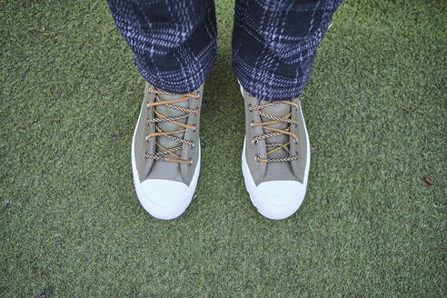 UK, England, London, Schuhe einer auf grünem Gras stehenden Person - MRF02327