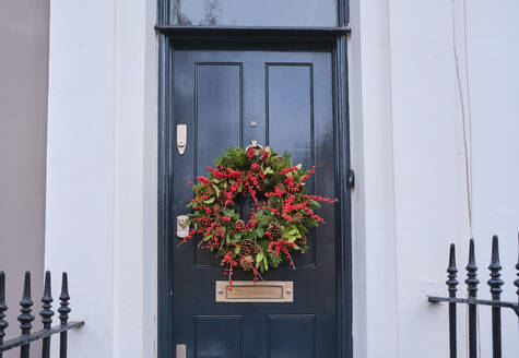 UK, England, London, Weihnachtskranz an der Eingangstür eines Hauses - MRF02329