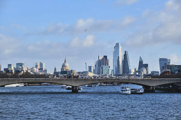 Großbritannien, England, London, Waterloo-Brücke mit Stadtsilhouette im Hintergrund - MRF02335