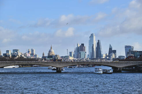 Großbritannien, England, London, Waterloo-Brücke mit Stadtsilhouette im Hintergrund - MRF02335
