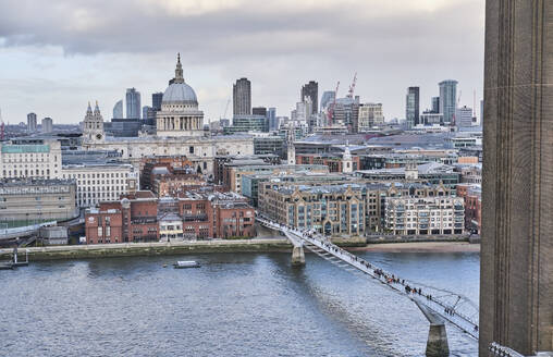 UK, England, London, Blick von oben auf die Millennium Bridge mit der Saint Pauls Cathedral im Hintergrund - MRF02341