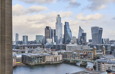 Vereinigtes Königreich, England, London, Skyline von hohen Bürohochhäusern - MRF02342