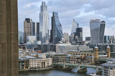 Vereinigtes Königreich, England, London, Skyline von hohen Bürohochhäusern - MRF02346