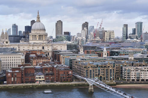 UK, England, London, Blick von oben auf die Millennium Bridge mit der Saint Pauls Cathedral im Hintergrund - MRF02347