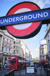 UK, England, London, London Underground Zeichen über U-Bahn-Eingang - MRF02348