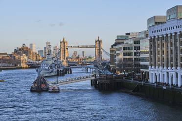 UK, England, London, Hafen mit Schiff und Tower Bridge im Hintergrund - MRF02351