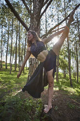 Junge Balletttänzerin beim Training in der Natur - VEGF01316