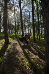 Junge Balletttänzerin beim Training in der Natur - VEGF01318