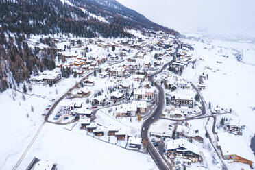 Italien, Provinz Sondrio, Livigno, Luftaufnahme einer schneebedeckten Stadt in den italienischen Alpen - WPEF02419