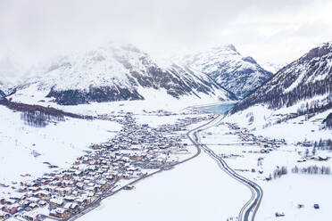 Italien, Provinz Sondrio, Livigno, Luftaufnahme einer schneebedeckten Stadt in den italienischen Alpen - WPEF02420