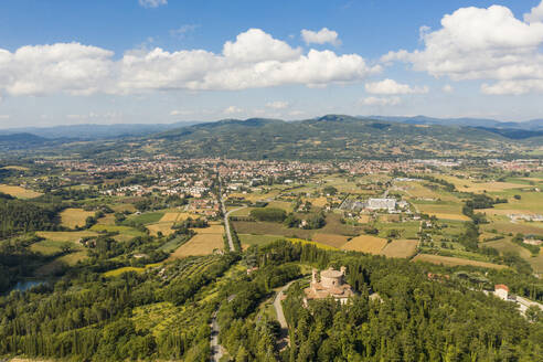 Italien, Provinz Perugia, Citta di Castello, Luftaufnahme einer Sommerlandschaft mit der Stadt im Hintergrund - WPEF02427