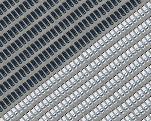 Luftaufnahme eines mit schwarzen und weißen Autos gefüllten Parkplatzes - KNTF04101