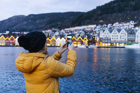 Frau macht ein Selfie, Bergen, Norwegen, lizenzfreies Stockfoto