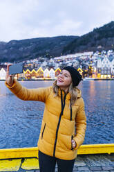 Frau macht ein Selfie, Bergen, Norwegen - DGOF00002