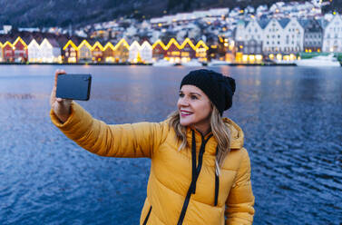 Frau macht ein Selfie, Bergen, Norwegen - DGOF00003