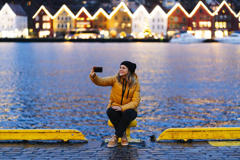 Frau macht ein Selfie, Bergen, Norwegen - DGOF00009