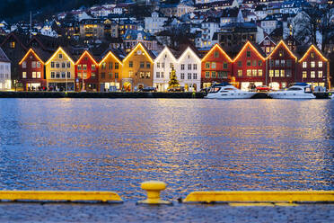 Hafen von Bergen am Abend, Norwegen - DGOF00010