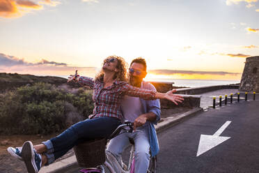 Lächelndes Paar auf dem Fahrrad, Teneriffa, Spanien - SIPF02100