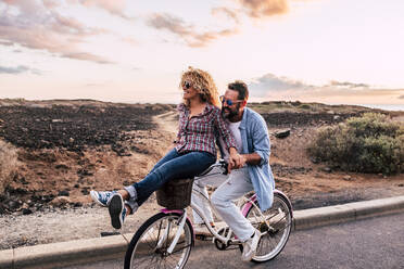 Lächelndes Paar auf dem Fahrrad, Teneriffa, Spanien - SIPF02101