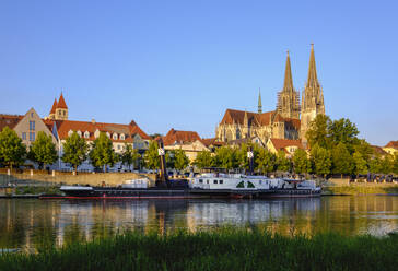 Deutschland, Bayern, Regensburg, Ruthof-Ersekcsanad-Dampfer auf der Donau mit dem Regensburger Dom im Hintergrund - SIEF09377