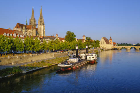 Deutschland, Bayern, Regensburg, Ruthof-Ersekcsanad-Dampfer auf der Donau mit dem Regensburger Dom im Hintergrund - SIEF09378