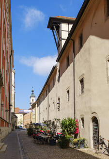 Deutschland, Bayern, Regensburg, Topfpflanzen in leerer Kopfsteinpflaster-Gasse - SIEF09379