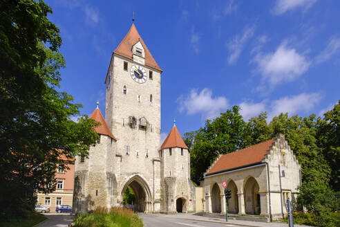 Deutschland, Bayern, Regensburg, Mittelalterliches Stadttor Ostentor - SIEF09380