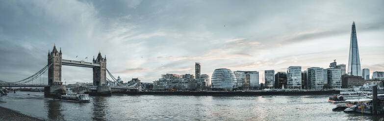 UK, England, London, Panorama der Themse und der umliegenden Gebäude der Stadt - MPPF00432
