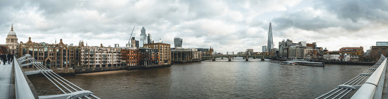 UK, England, London, Panorama der Themse und der umliegenden Gebäude von der Millennium Bridge aus gesehen - MPPF00433