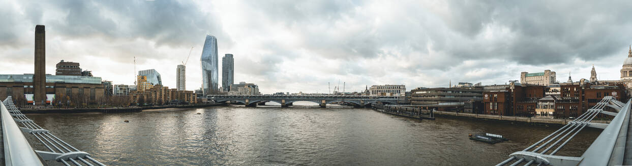 UK, England, London, Panorama der Themse und der umliegenden Gebäude von der Millennium Bridge aus gesehen - MPPF00434