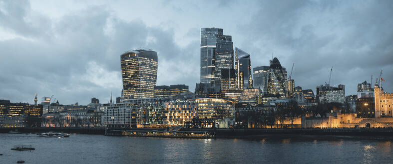 UK, England, London, Panorama der Themse und der Wolkenkratzer in der Innenstadt in der Abenddämmerung - MPPF00435