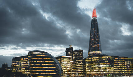 Großbritannien, England, London, Wolken über dem Rathaus, Shard und umliegende Gebäude in der Abenddämmerung - MPPF00436