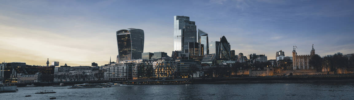 UK, England, London, Panorama der Themse und der Wolkenkratzer in der Innenstadt in der Abenddämmerung - MPPF00437