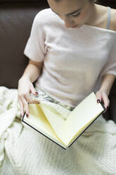 Female teenager reading a book - JPTF00409