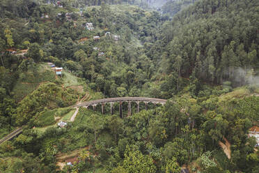 Sri Lanka, Provinz Uva, Demodara, Luftaufnahme der Nine Arch Bridge und der Stadt in einem grünen, bewaldeten Tal - DAWF01108