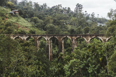 Sri Lanka, Provinz Uva, Demodara, Luftaufnahme der Neun-Bogen-Brücke über das grüne, bewaldete Tal - DAWF01110
