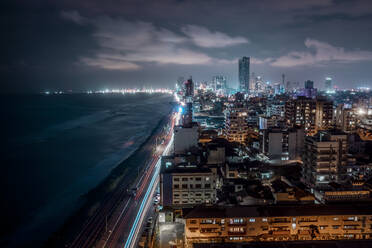 Sri Lanka, Westliche Provinz, Colombo, Blick von oben auf die Küstenstadt bei Nacht - DAWF01120