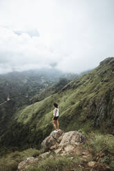 Sri Lanka, Provinz Uva, Ella, Wanderin steht auf Felsblock am Little Adams Peak - DAWF01133