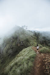 Sri Lanka, Provinz Uva, Ella, Wanderin auf dem Little Adams Peak - DAWF01134