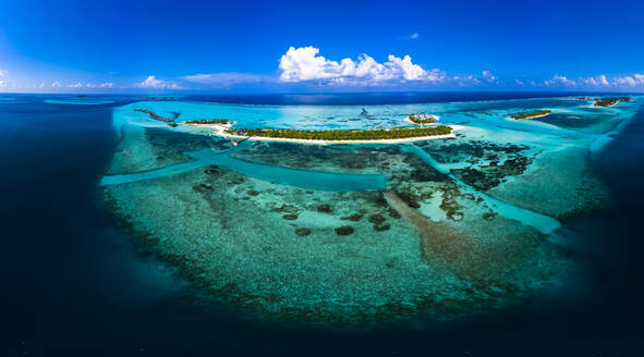 Malediven, Luftaufnahme der Insel Maadhoo im Sommer - AMF07702