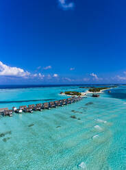 Malediven, Luftaufnahme der Stelzenhäuser des Resorts auf der Insel Maadhoo im Sommer - AMF07707