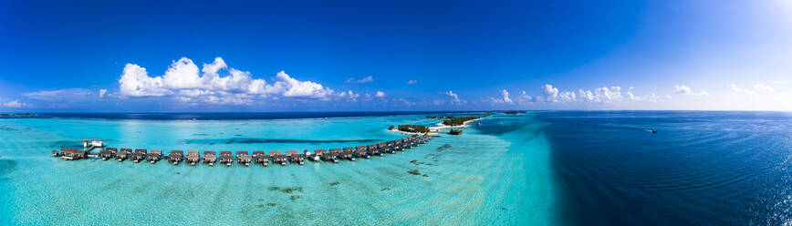 Malediven, Luftaufnahme der Stelzenhäuser des Resorts auf der Insel Maadhoo im Sommer - AMF07708