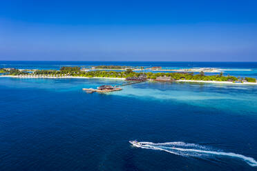 Malediven, Luftaufnahme eines Motorboots, das vor dem Olhuveli Island Tourist Resort fährt - AMF07718