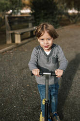 Porträt eines kleinen Jungen mit Motorroller - GRCF00033
