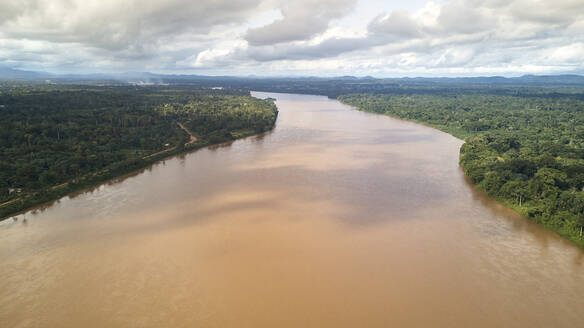 Kamerun, Luftaufnahme des Sanaga-Flusses in der Landschaft - VEGF01397