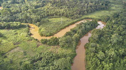 Kamerun, Luftaufnahme des Sanaga-Flusses in der Landschaft - VEGF01404