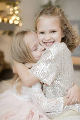 Porträt von zwei glücklichen kleinen Mädchen, die sich umarmen - EYAF00808