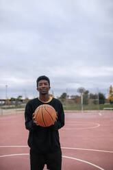 Teenager hält Basketball - GRCF00053