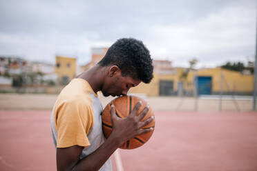 Teenager hält Basketball - GRCF00059